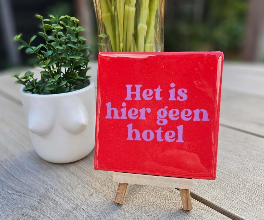 Het is hier geen Hotel, Tegeltje