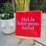 Het is hier geen Hotel, Tegeltje