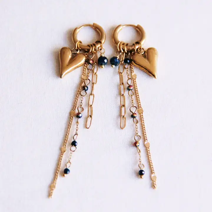 oorbel-met-glanzende-strengen-facet-en-hart.