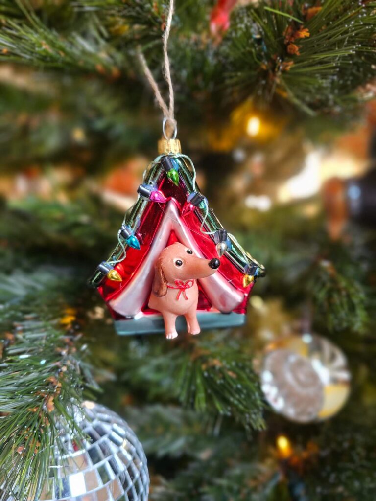 Teckel in Tent kersthanger